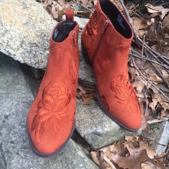 Shoes - NWT 9W embroidered booties
